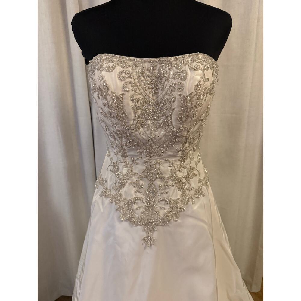 Strapless Wedding Dress/Gown By David's Bridal Size 0 with Bustle - Picture 3 of 9